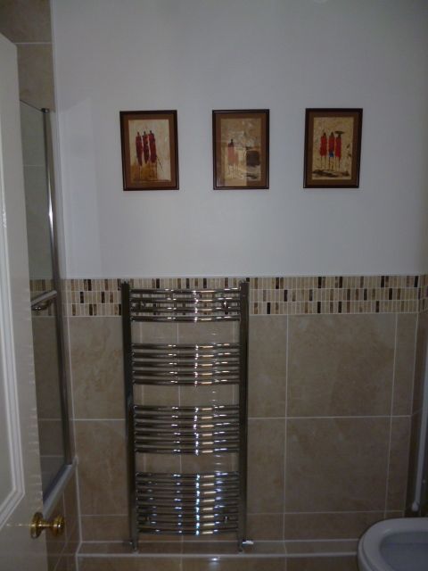 Tiled bathroom wall with heated rail