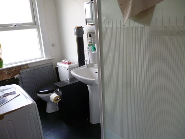 Before &ndash; old bathroom